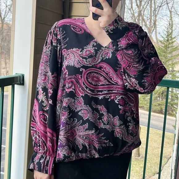 🆕 🇮🇹 Karen Kane Paisley Pink Black Blouse V-Neck Elastic Waist Pullover - Picture 3 of 9